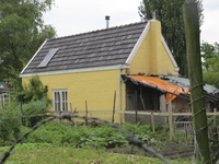 906472 Afbeelding van een huisje (Zonstraat 21V?) op het volkstuinencomplex 'Volkstuinen van Abstede' aan de Minstroom ...